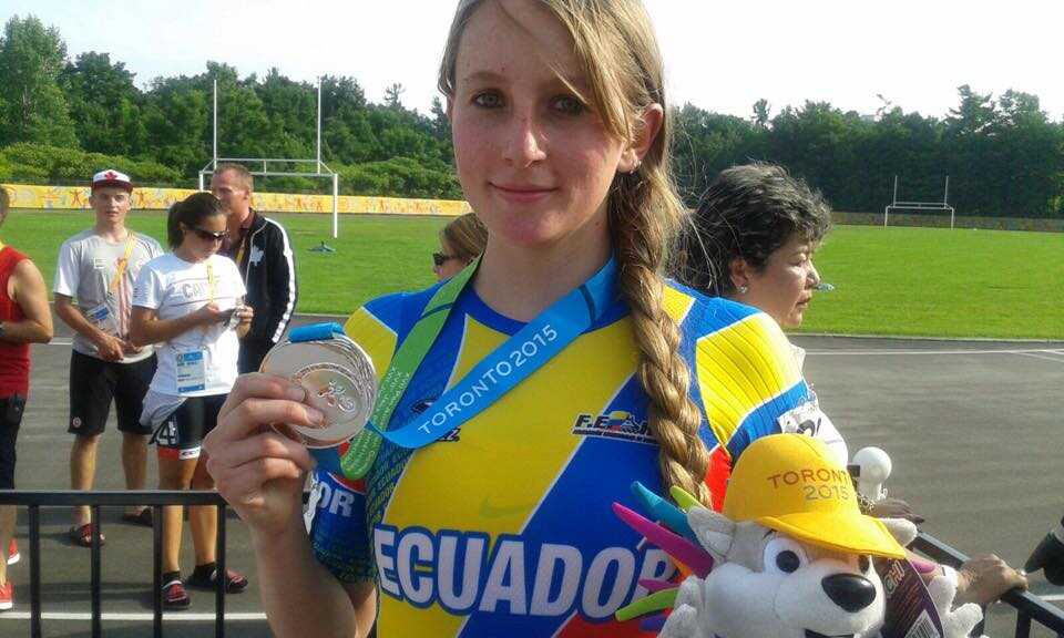 Emma Clare ganó medalla de plata en patinaje