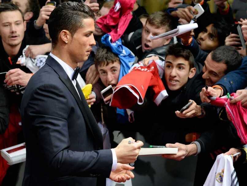 Cristiano Ronaldo juega a la pelota con un fan de grandes habilidades