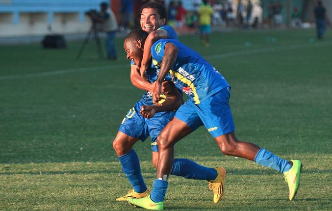 Delfín e Imbabura ganaron y siguen comandando la Serie B