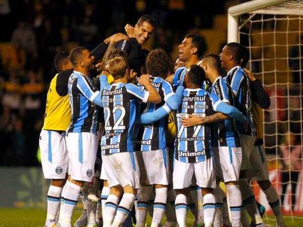 Gremio vence a Coritiba con Erazo los 90′