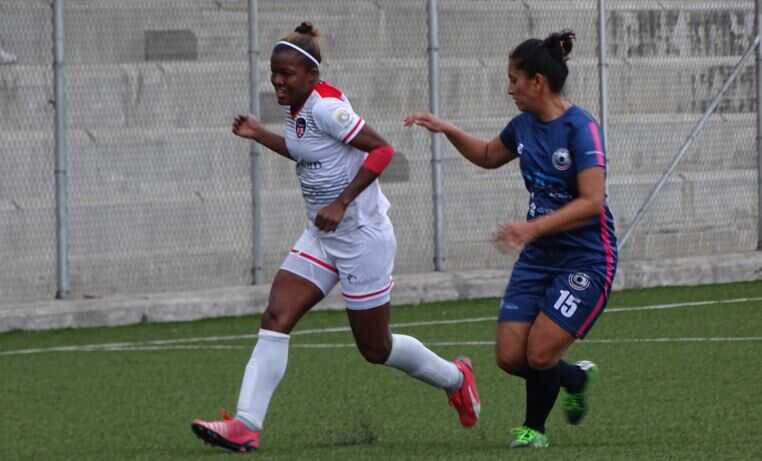 Rocafuerte y ESPUCE lideran los grupos del fútbol femenino