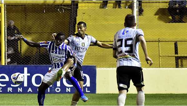 Kevin Mercado salió expulsado en la derrota del Godoy Cruz