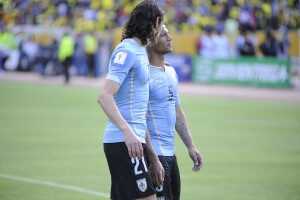 Edinson Cavani y Carlos Sánchez