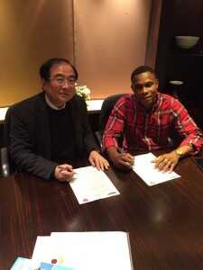 Félix Borja firmando su contrato con el South China