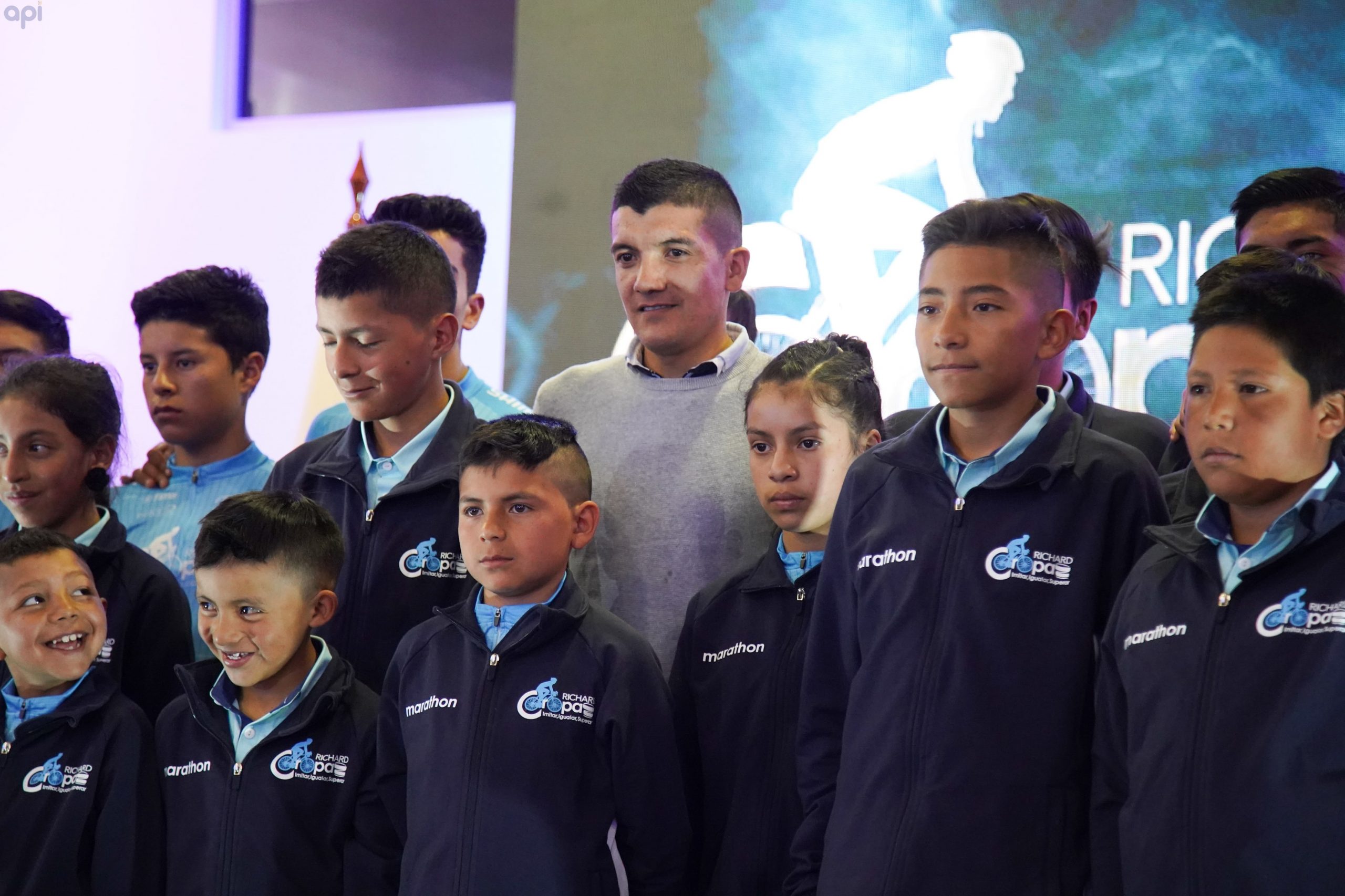Richard Carapaz presentó su club de ciclismo de Alto Rendimiento