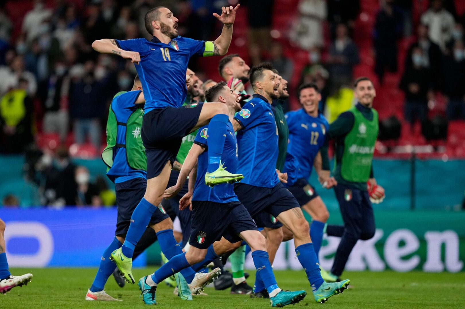 Italia sufrió, pero clasificó a los cuartos de final