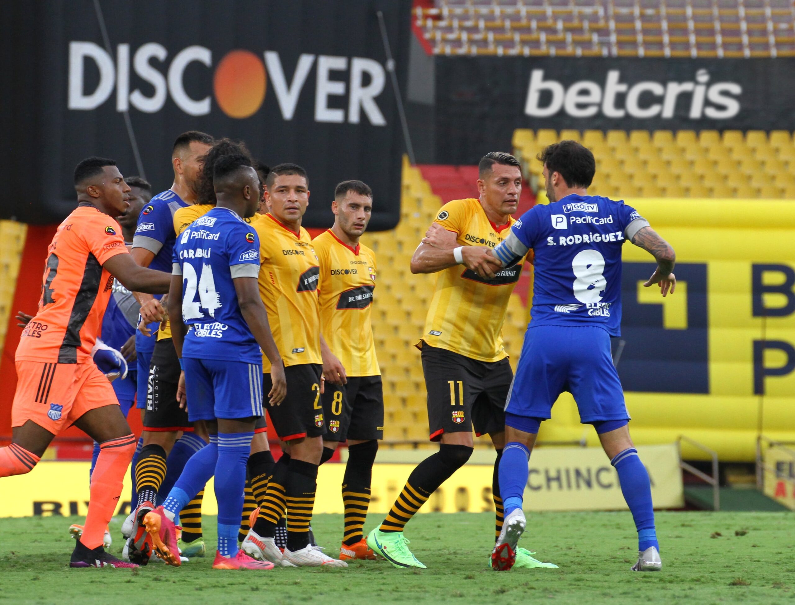 Emelec mantiene la punta y la distancia con el empate en Clásico del Astillero