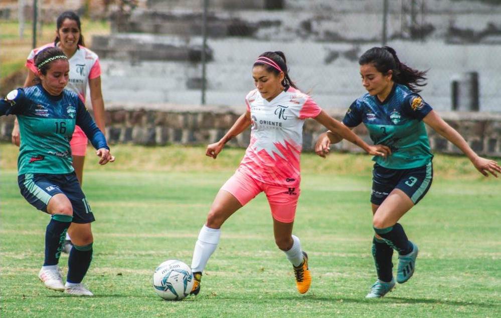 Fernanda Vásconez: “Las chicas mantienen a sus familias con su trabajo en la cancha”