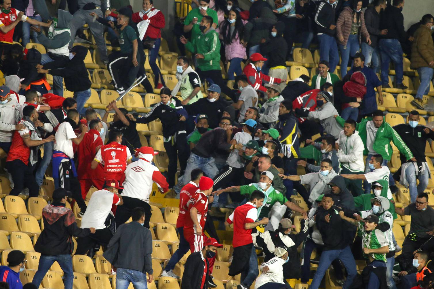 Batalla campal en la vuelta de hinchas a los estadios de Colombia