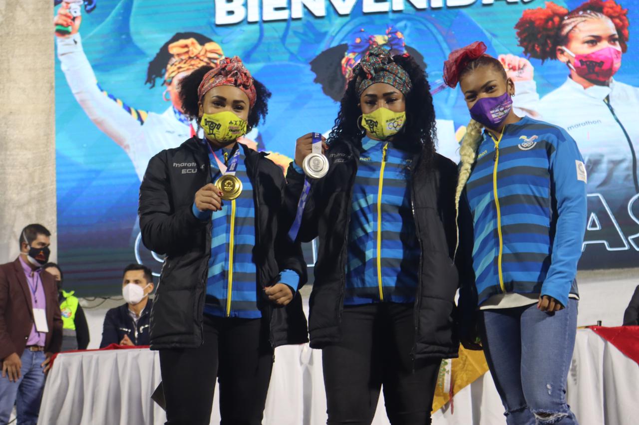 Neisi Dajomes, Tamara Salazar y Angie Palacios recibieron el homenaje y cariño de la afición