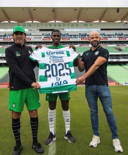 Félix Torres renovó su contrato con el Santos Laguna
