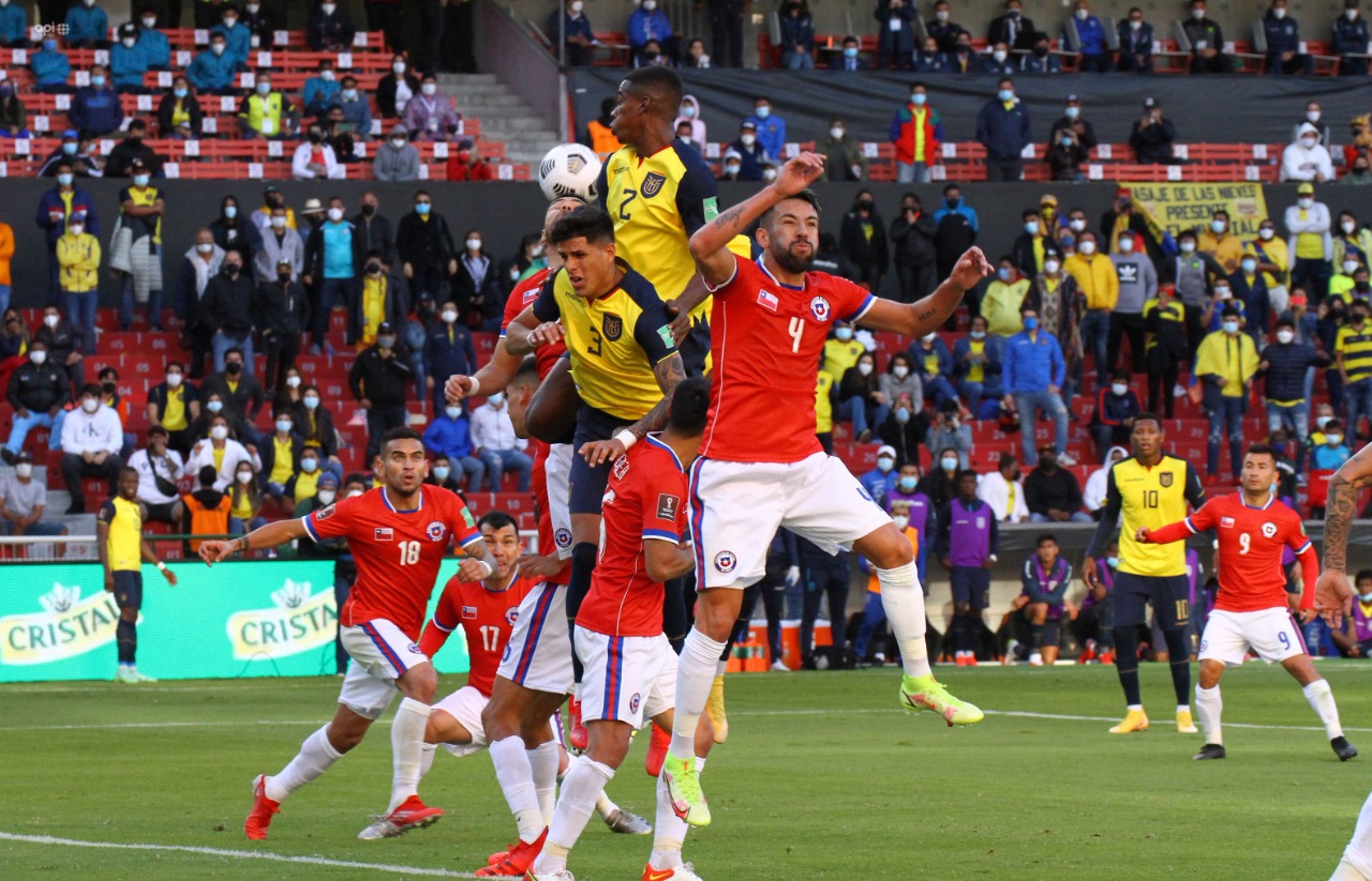 Ecuador, con uno menos, empató ante Chile de local
