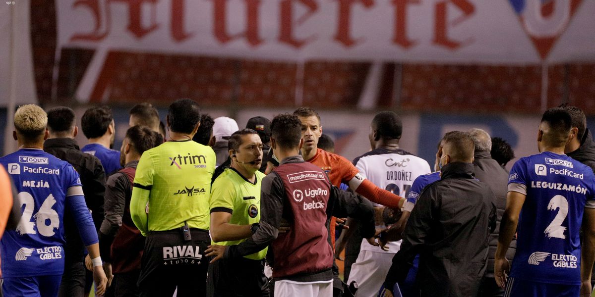 Emelec asegura que Jhojan Julio inició la pelea en Quito y pide su sanción