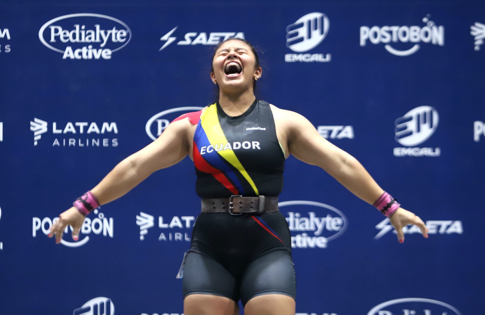 Bella Paredes gana el oro en levantamiento de pesas