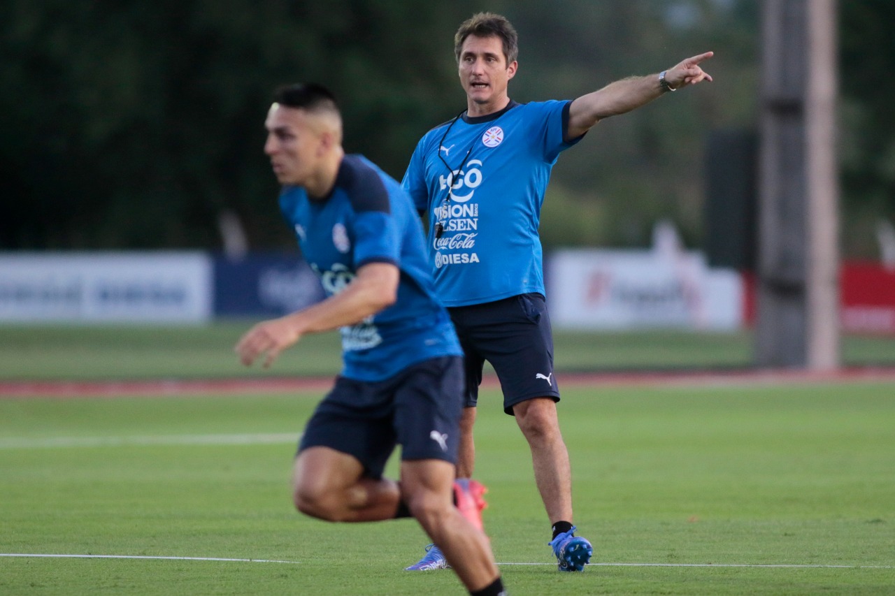 Jugadores paraguayos elogian la mentalidad ganadora del técnico Guillermo Barros Schelotto