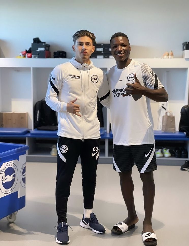 Moisés Caicedo y Jeremy Sarmiento juntos en el Brighton