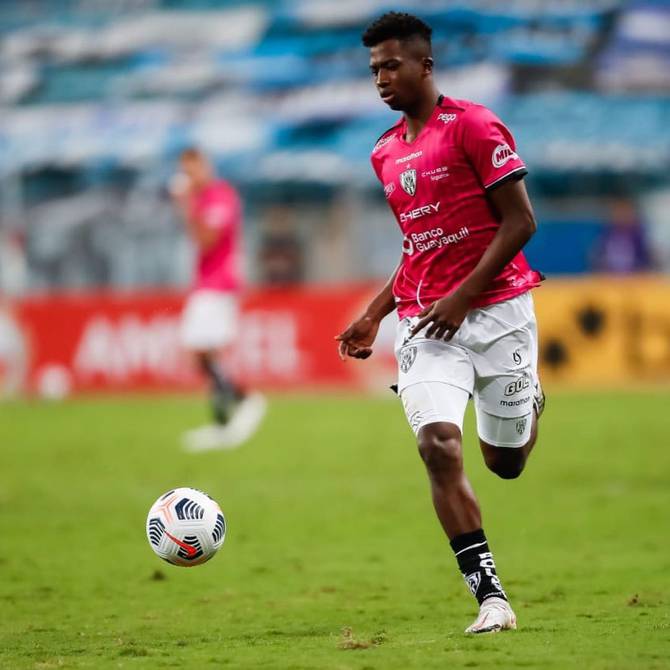 William Pacho migra al fútbol belga por cinco temporadas