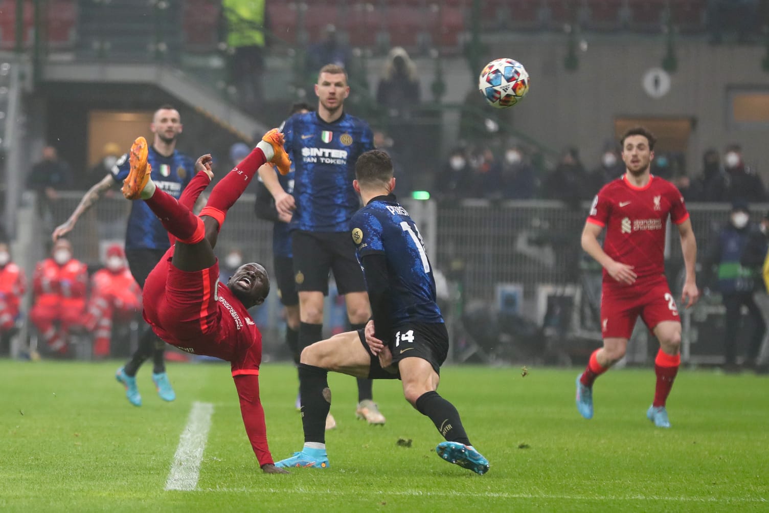 Liverpool golpea primero y se lleva el duelo ante el Inter