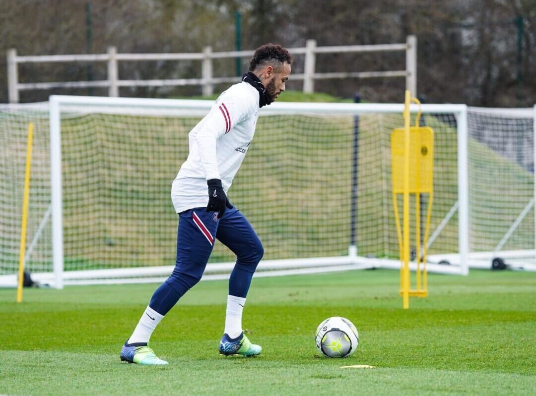 Neymar vuelve con el grupo a cinco días del Real Madrid