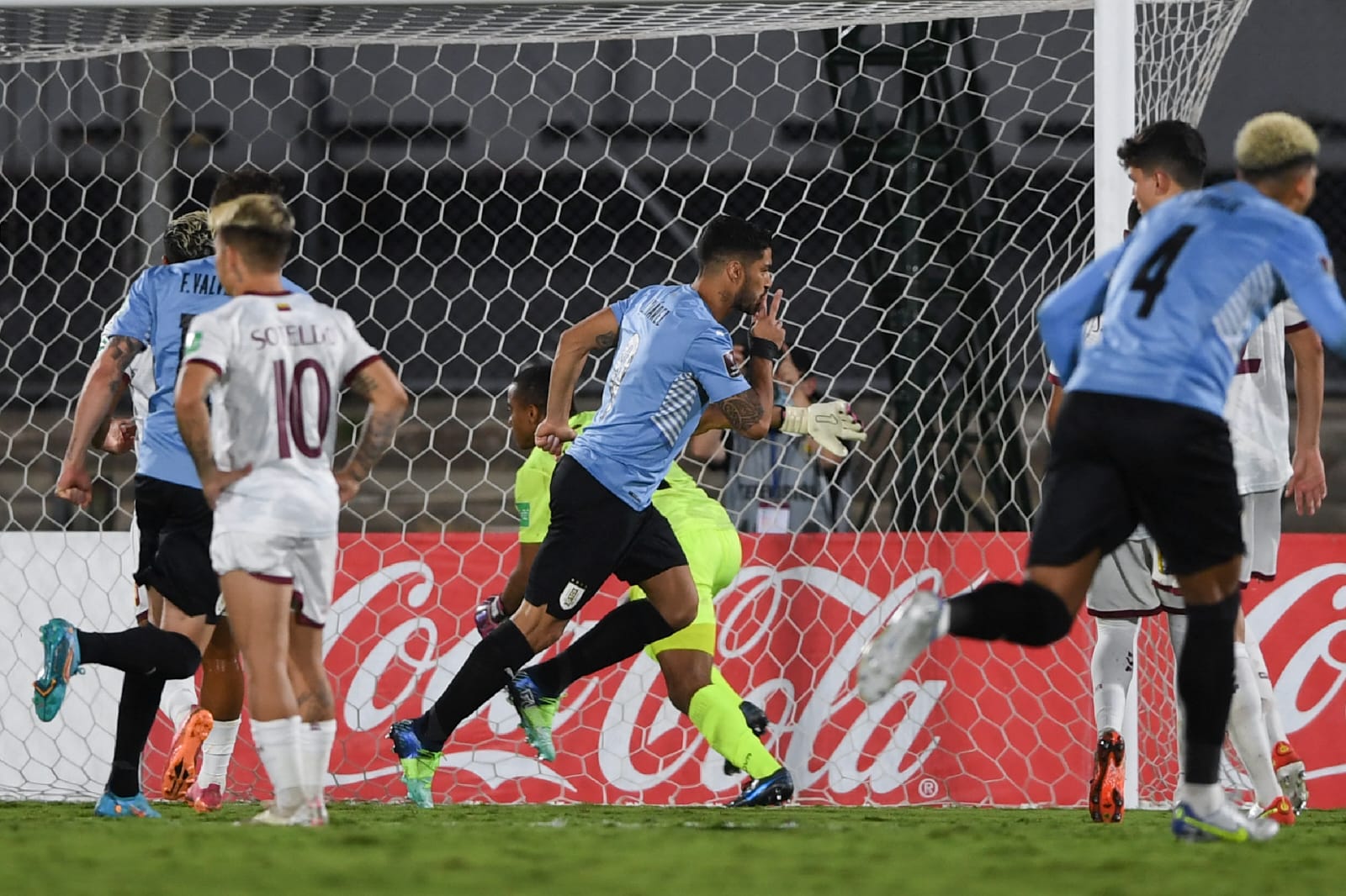 Uruguay golea a Venezuela y sueña con Qatar 2022