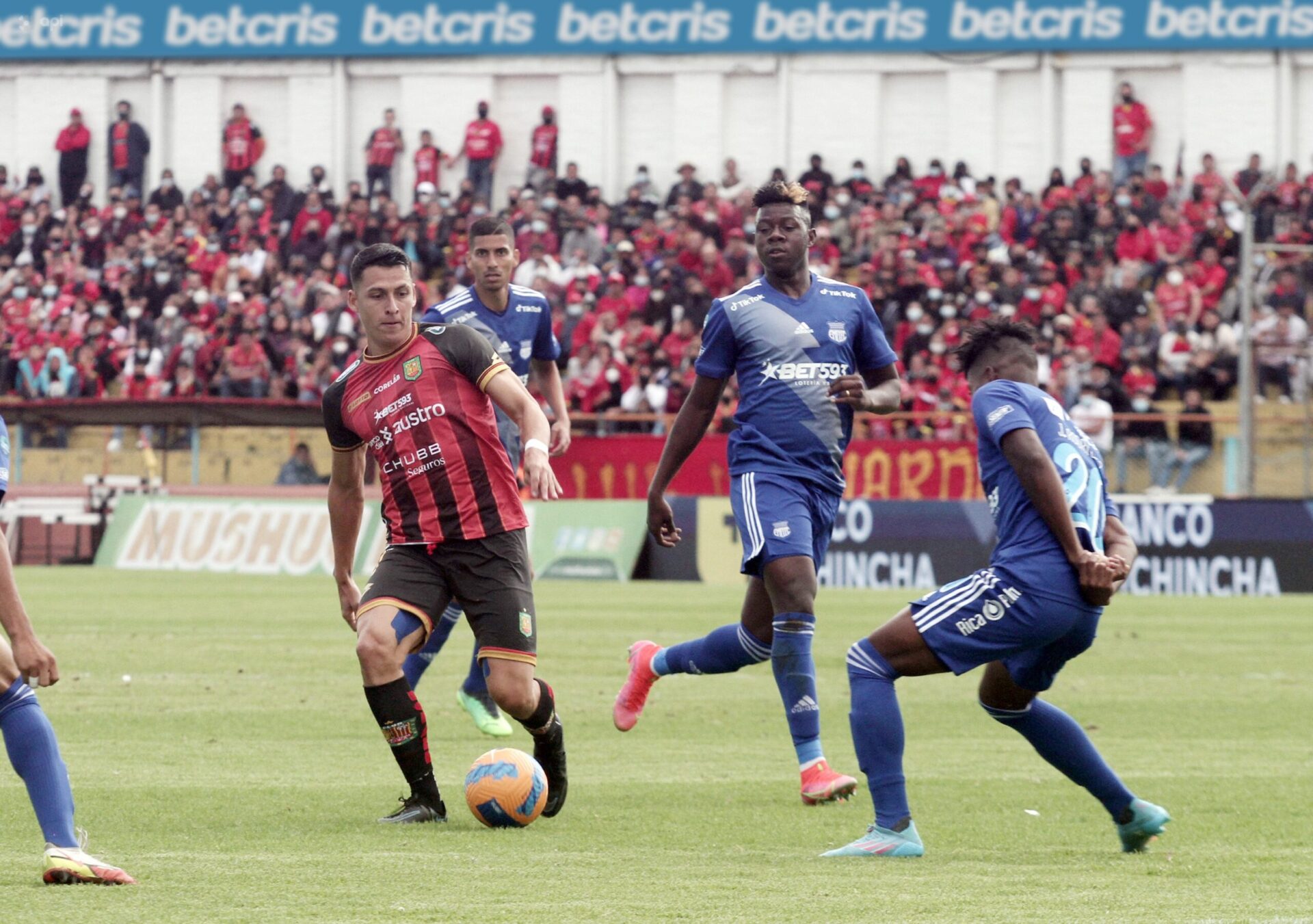 Emelec se lleva un empate de Cuenca y se aleja de la punta
