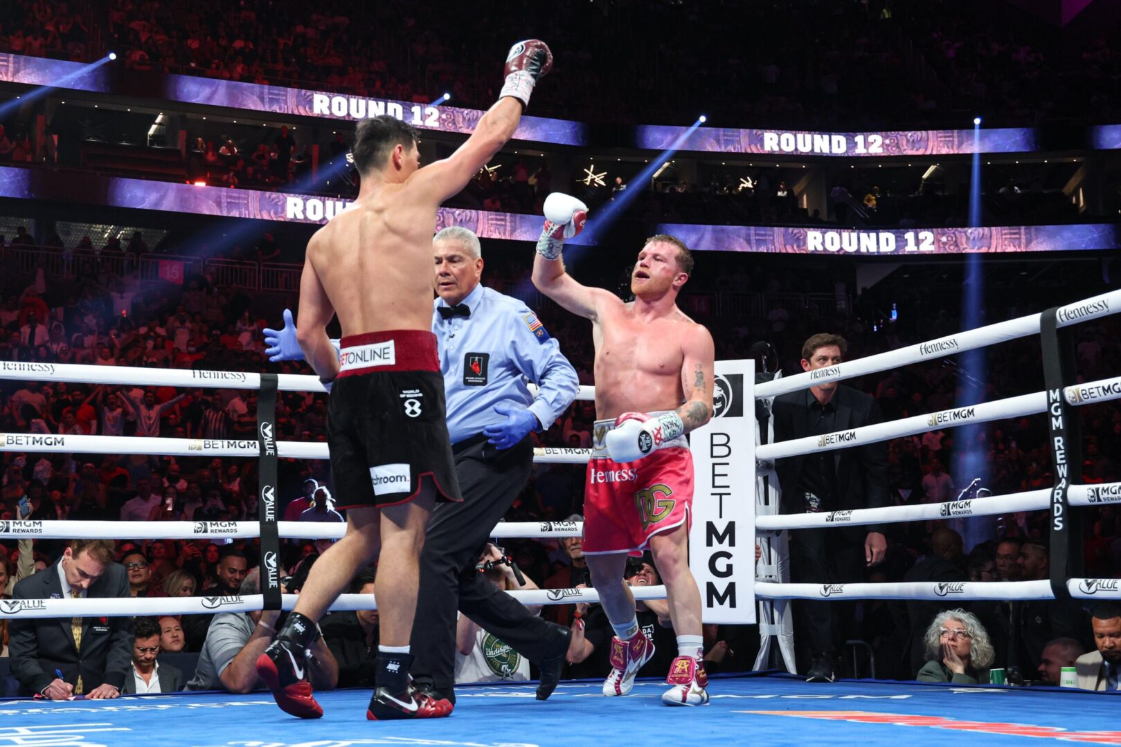 Dmitry Bivol venció a “Canelo” Álvarez y mantiene el título semipesado de la AMB