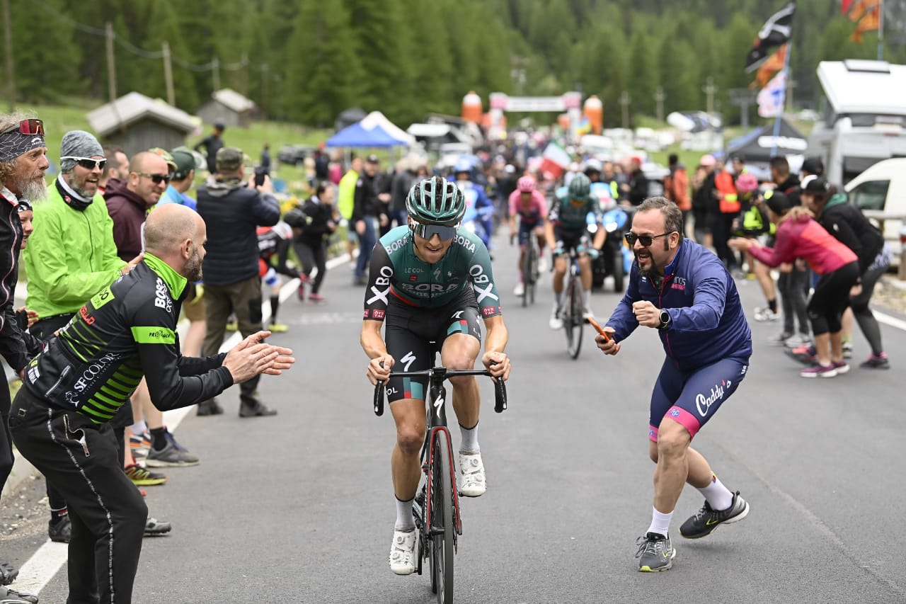 Hindley vence a Carapaz en la montaña y se toma el liderazgo