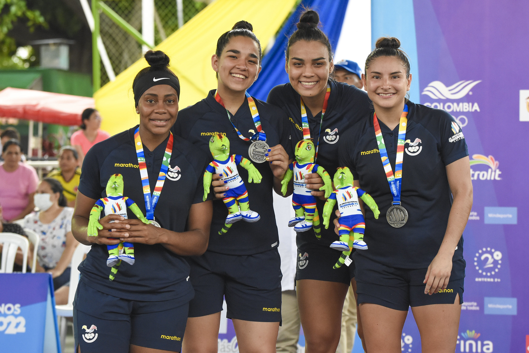 El equipo femenino de baloncesto obtiene medalla de plata
