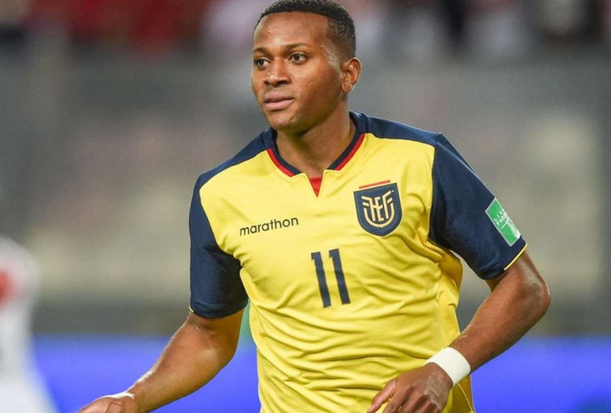 Michael Estrada cerró su traspaso al Cruz Azul y estuvo presente en el Azteca