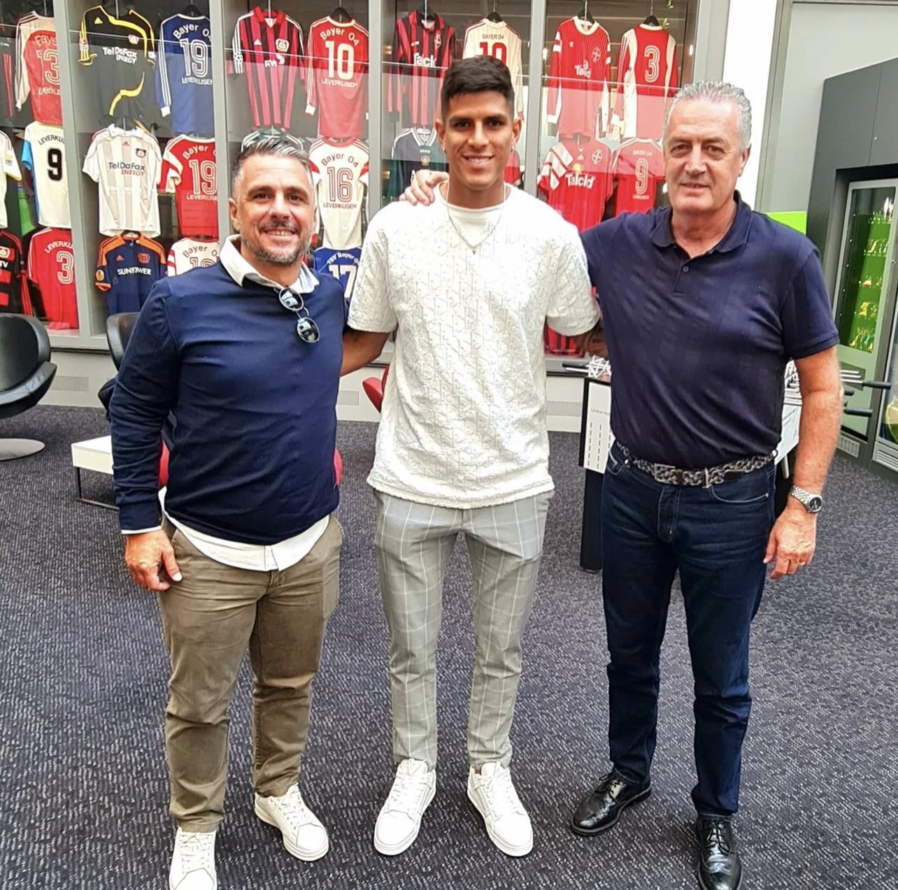 Gustavo Alfaro visita a tricolores en Europa