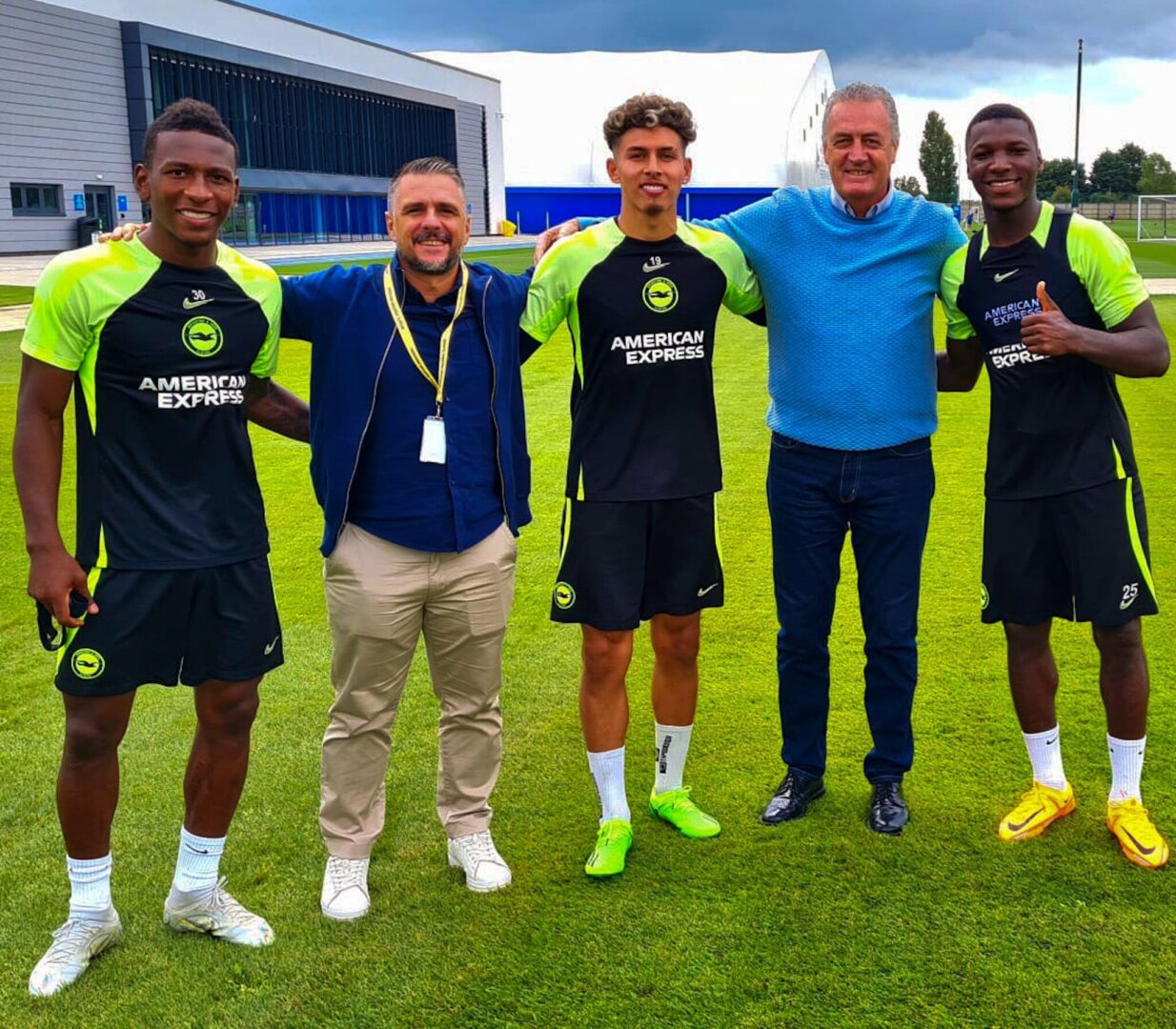 Gustavo Alfaro cierra la gira técnica visitando a los ecuatorianos del Brighton