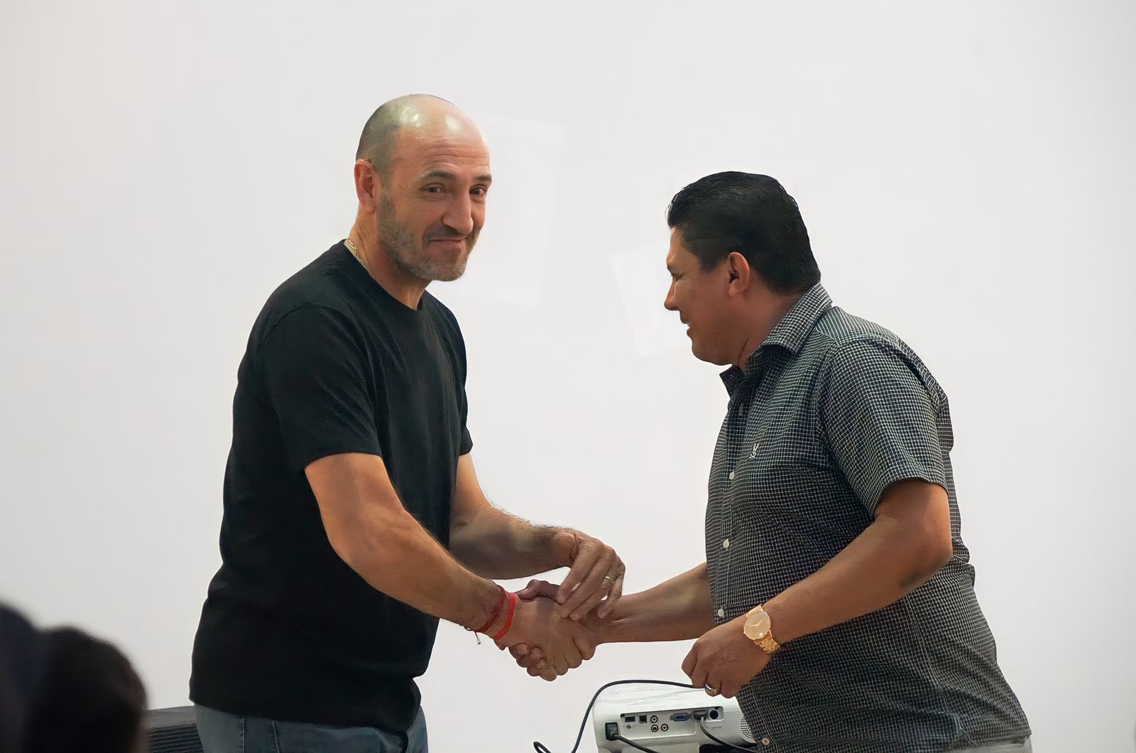 Delfín presentó a su nuevo DT