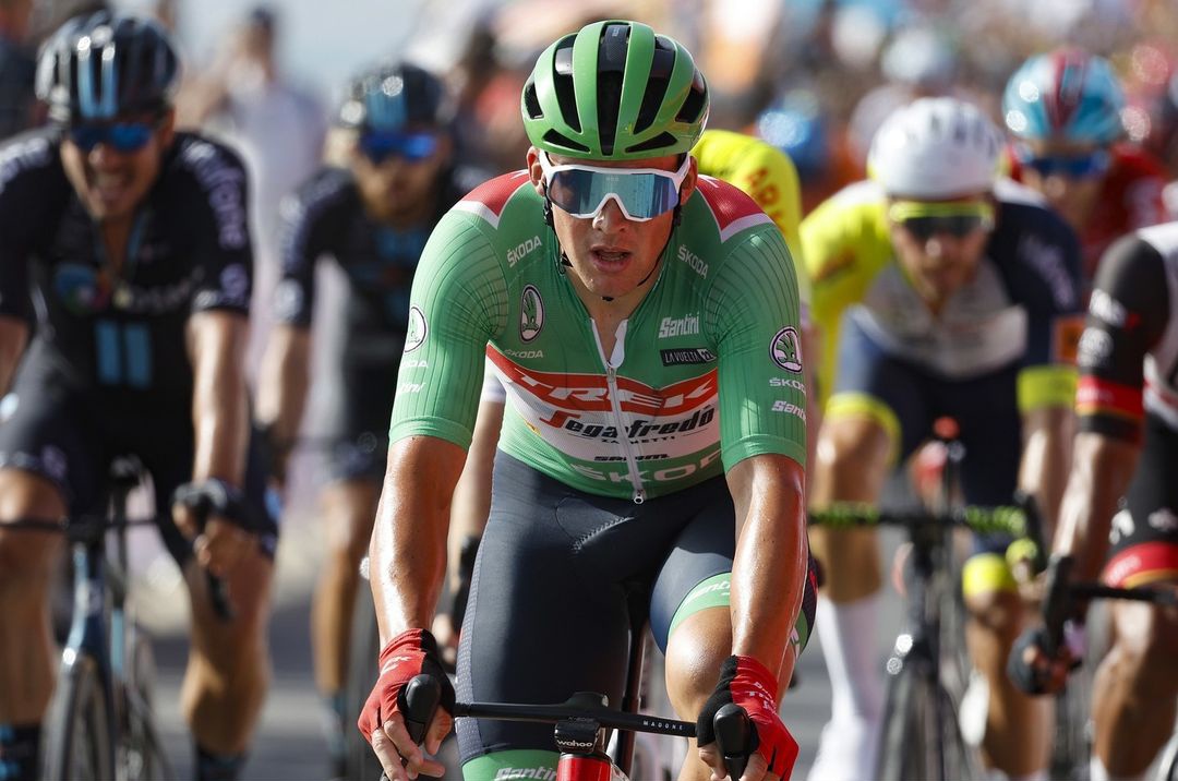 Pedersen vence en la etapa 13 y Evenepoel se mantiene como líder
