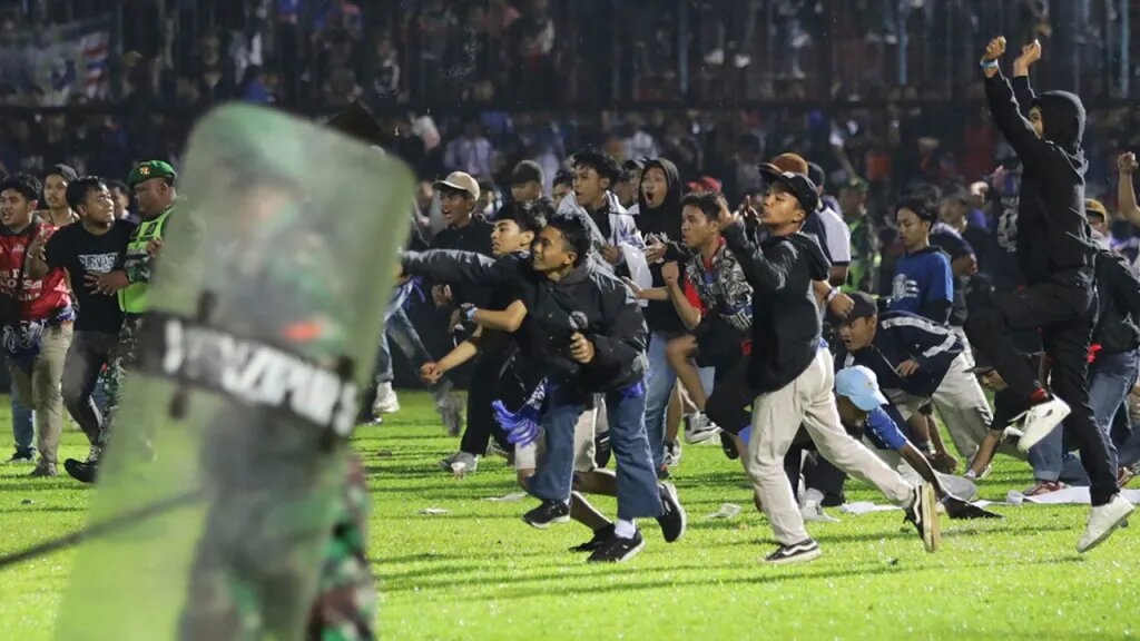 Estampida en un estadio de fútbol de Indonesia deja al menos 174 muertos