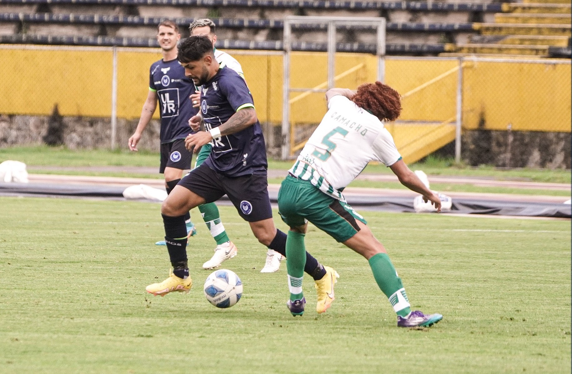 América y Búhos se repartieron honores en Quito