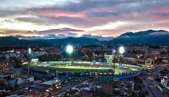 Deportivo Cuenca avanza en los trabajos de iluminación para su estadio