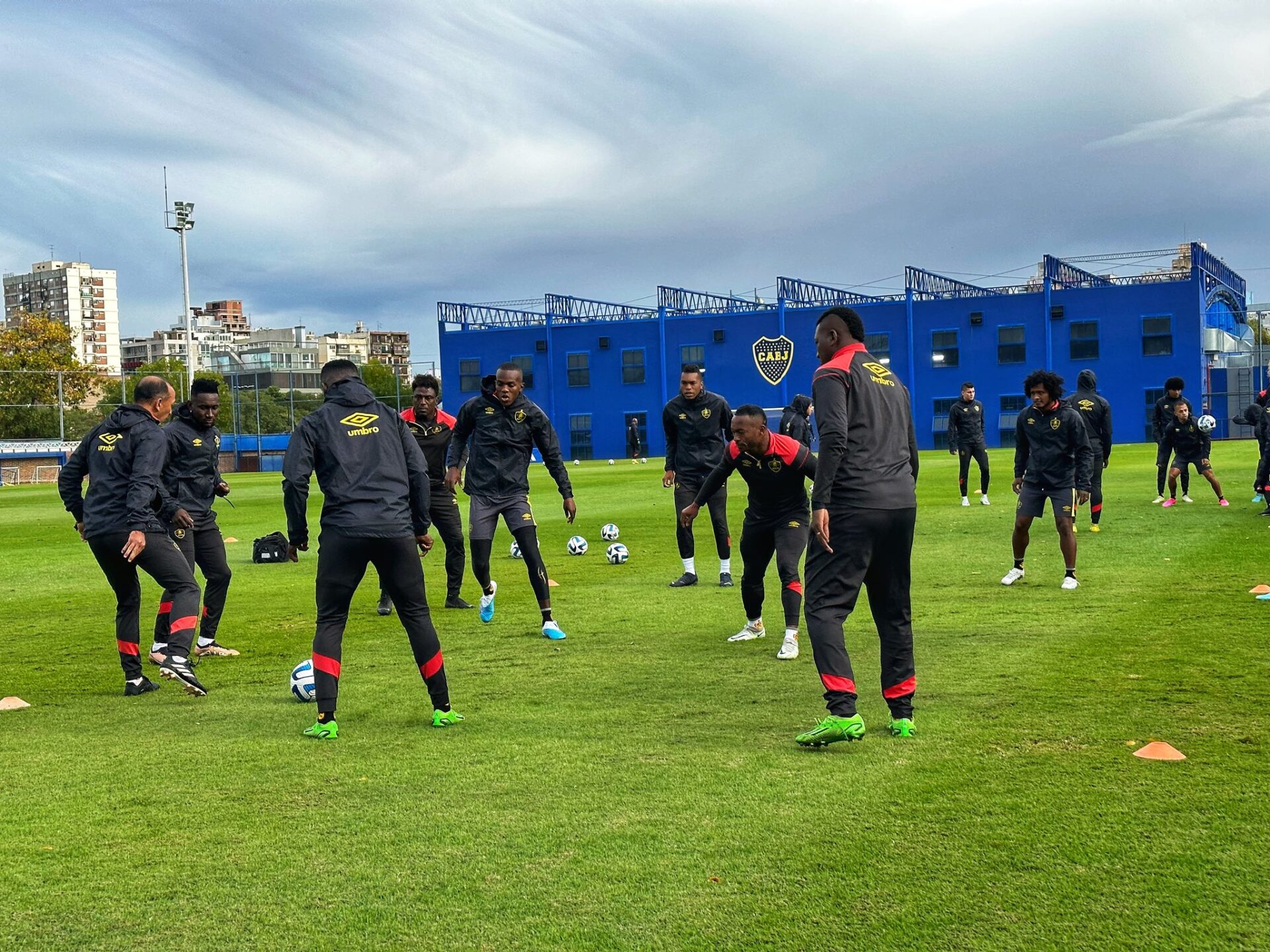 Aucas ya entrena en Argentina de cara a su segundo partido de Libertadores
