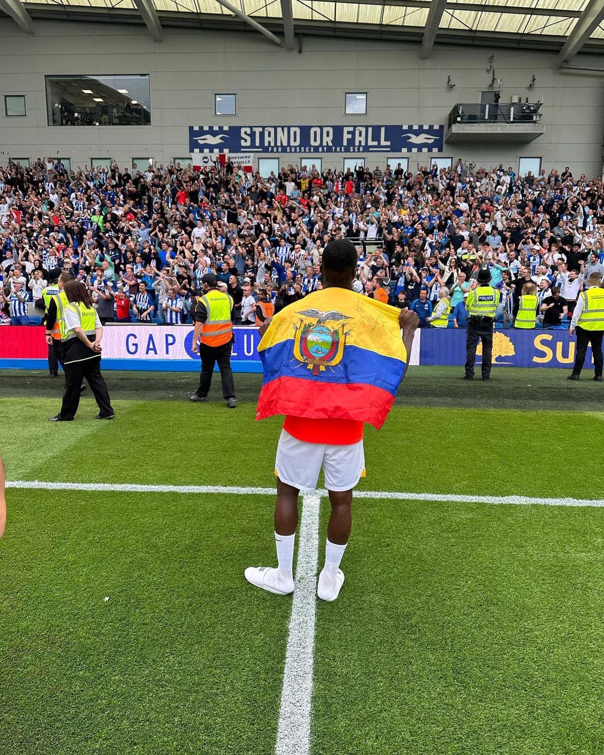 Brighton se clasificó a Europa League por primera vez y Moisés Caicedo lo celebró con la hinchada