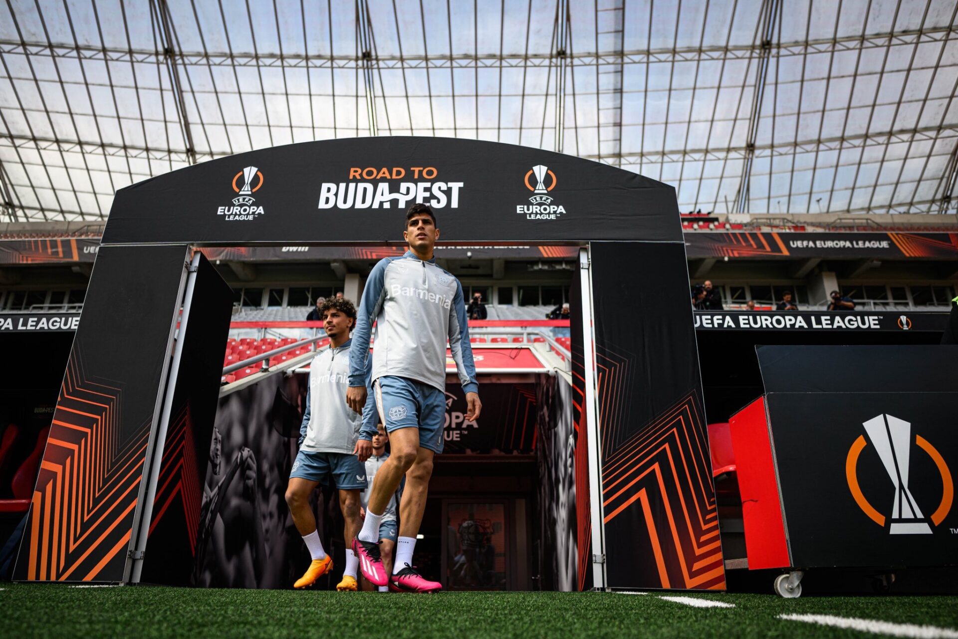 Hincapié y el Leverkusen van por un boleto a la final de Europa League