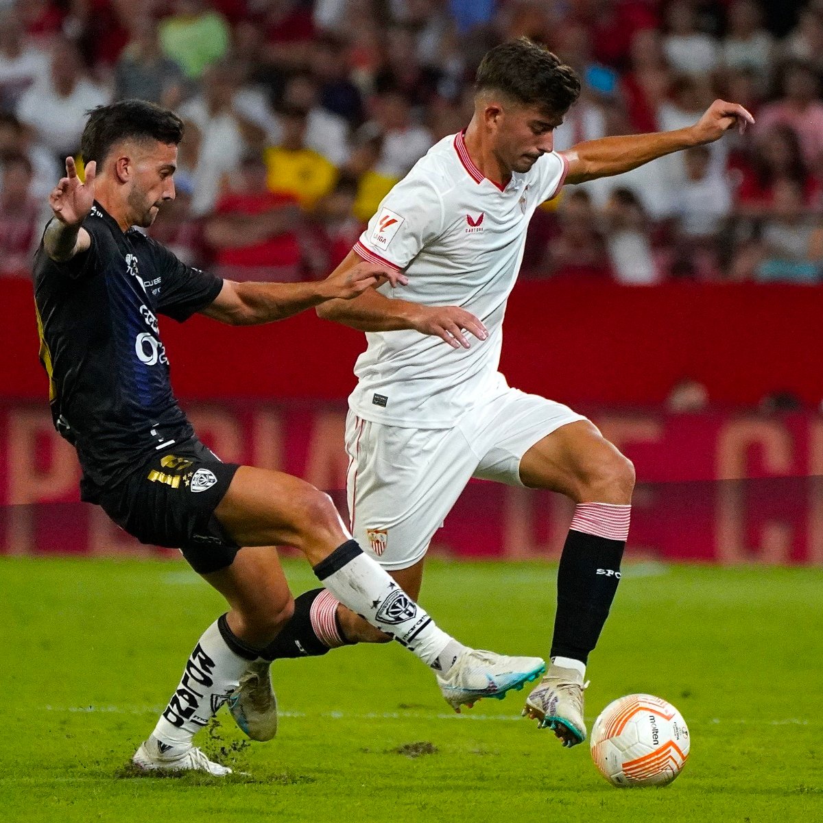 Sevilla es el primer campeón de la “UEFA CONMEBOL Desafío de Clubes” y levanta el Trofeo Antonio Puerta