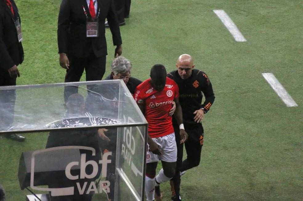 Enner Valencia enfrenta a su capitán y empuja al director deportivo