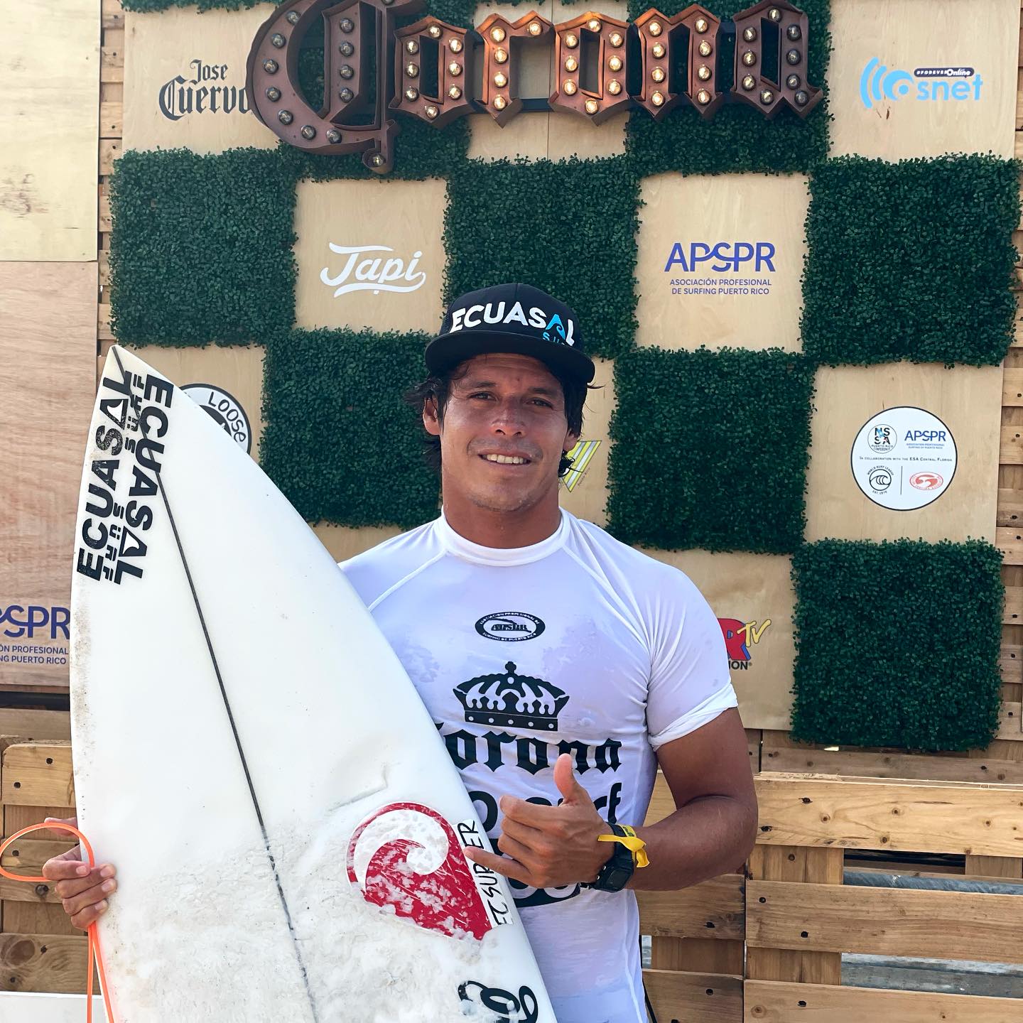 El surfista ecuatoriano Israel Barona muere en El Salvador