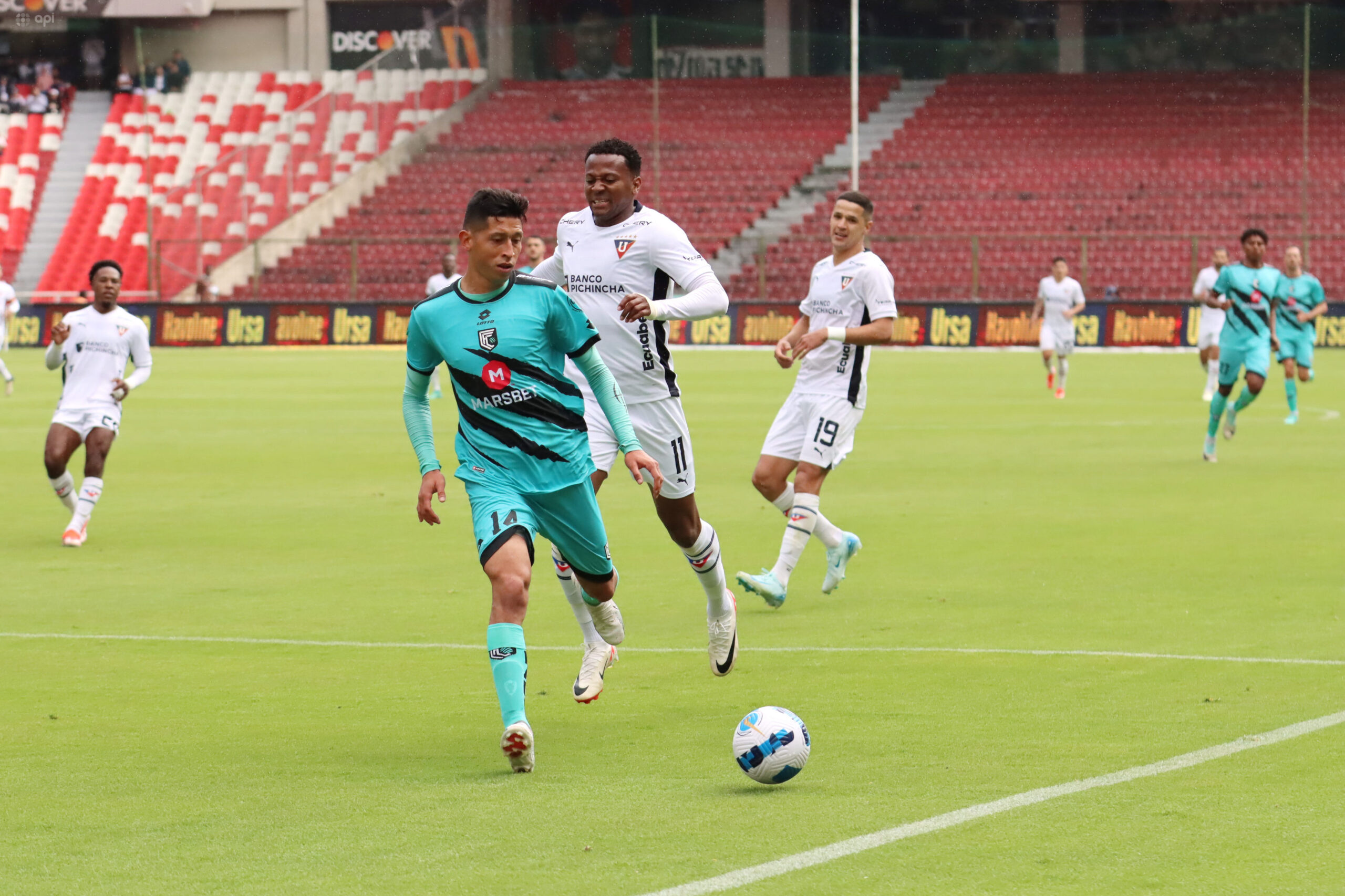 Michael Estrada no llegaría al compromiso ante Lanús