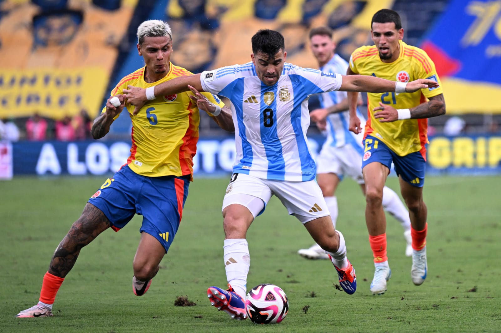 Colombia toma venganza y supera a Argentina 2-1 en Barranquilla