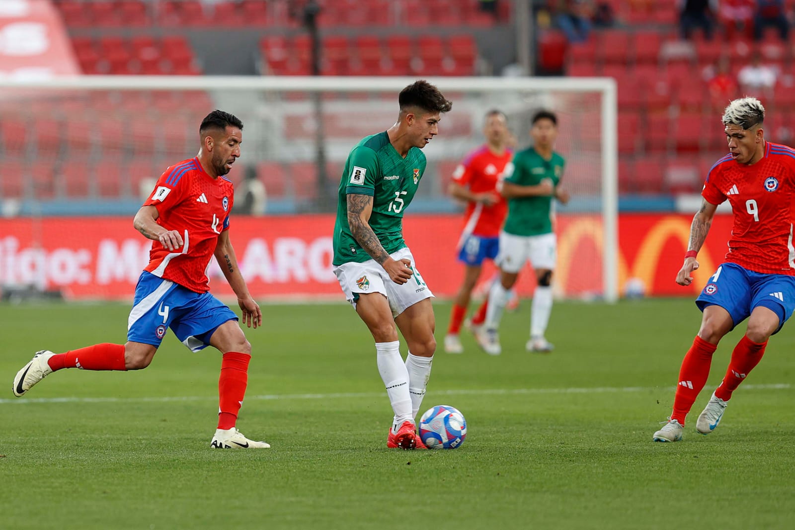Bolivia sorprende y vence a Chile 2-1 en Santiago