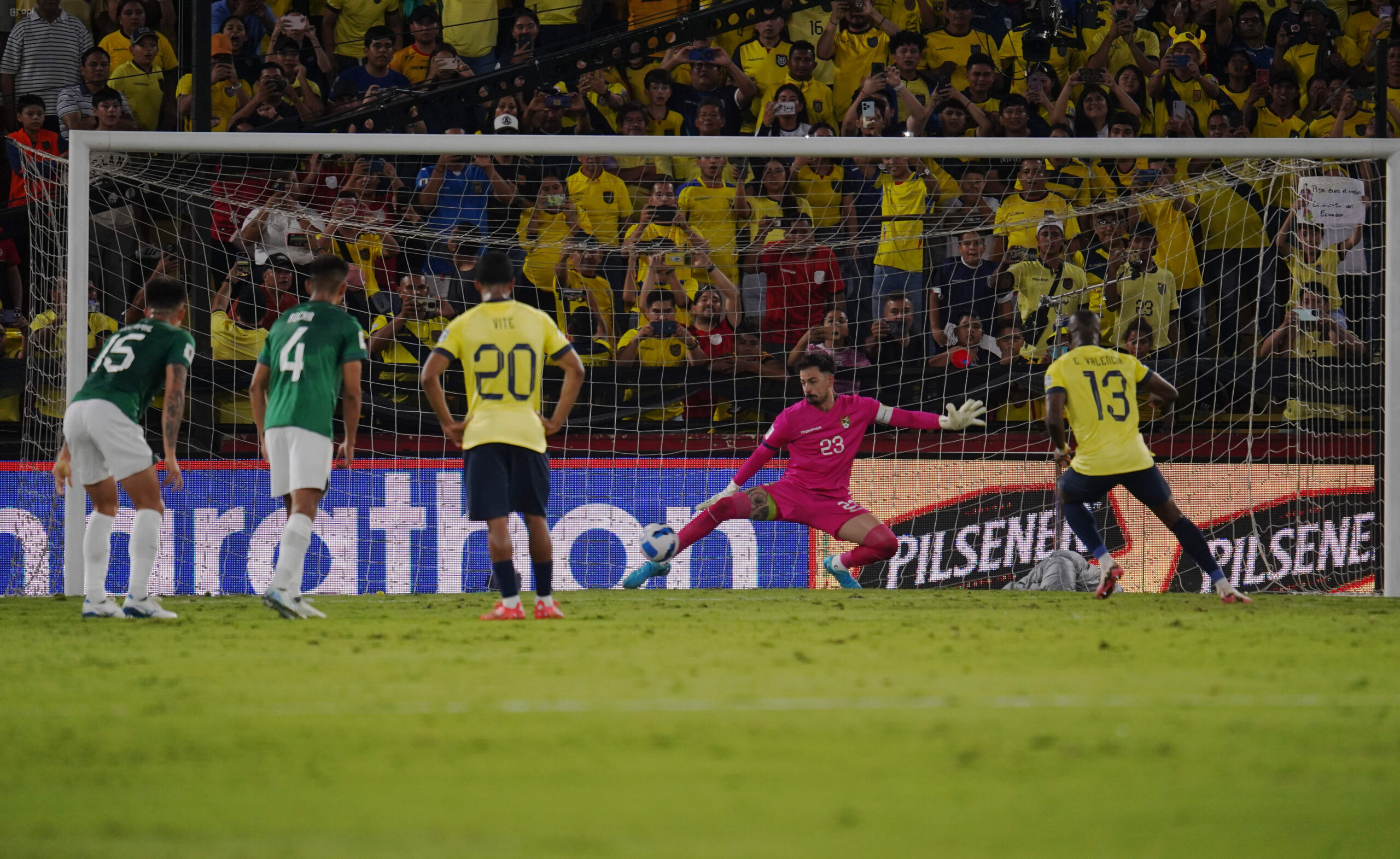 Ecuador mantiene su record positivo ante Bolivia y Ángel Mena se despidió