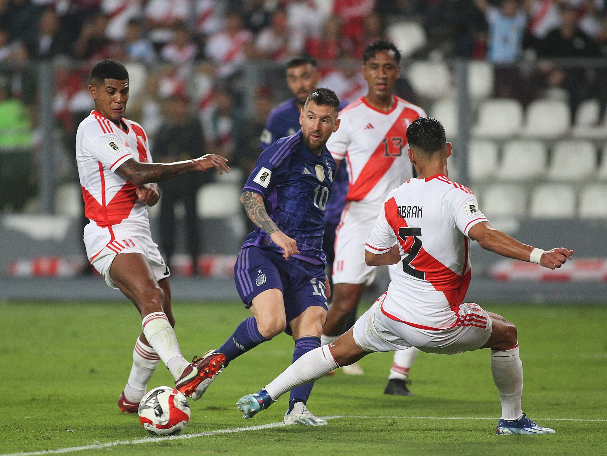 Argentina recibe a Perú y pretende sostener su mejor racha invicta