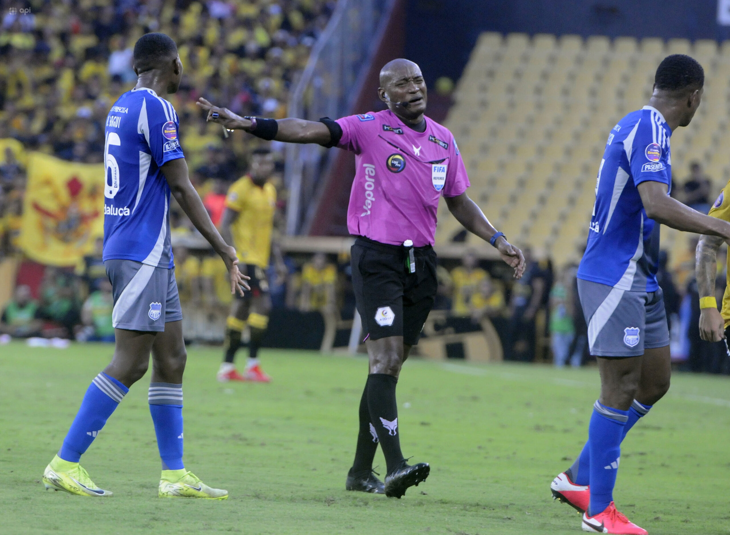 Emelec exige audios y videos del VAR tras el Clásico del Astillero