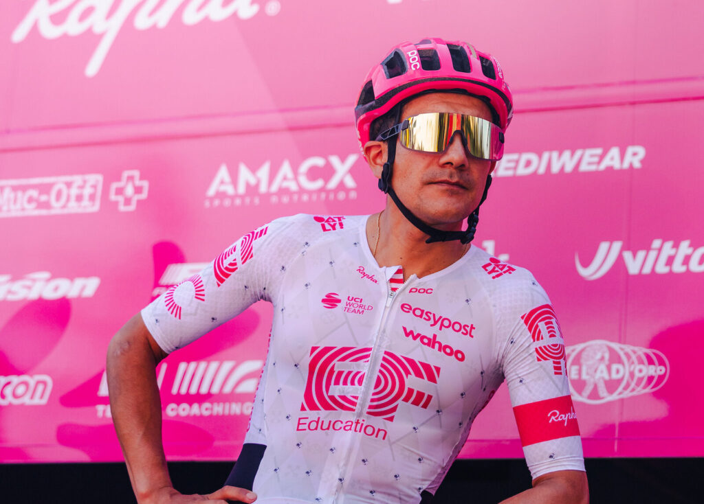 Carapaz inicia fuerte en el Giro de Italia: séptimo lugar en la primera etapa