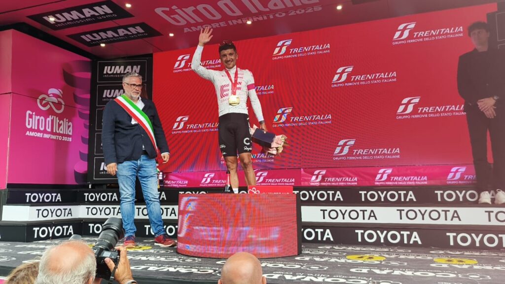 Richard Carapaz conquista la etapa 11 del Giro de Italia con un brillante ataque final